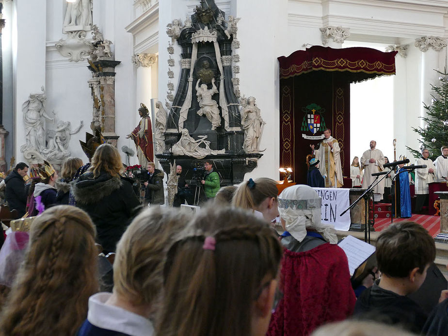 Aussendung der Sternsinger im Hohen Dom zu Fulda (Foto: Karl-Franz Thiede)